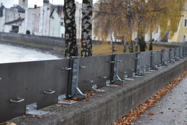 Abseits der 33 Zentimeter hohen Schutzelemente entlang der Innmauer rüstet sich Rattenberg mit weiteren Maßnahmen vor dem nächsten Hochwasser. | Foto: Barbara Fluckinger
