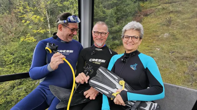Foto: Gudrun Friedrich (re) und Günter Märk (mi) kleideten Gondoliere Andreas Seeburger (li), in ein Taucheroutfit und gaben einen Einblick in die Handicaptaucherei.