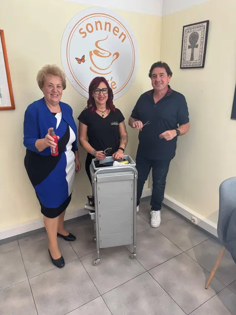 Präsidentin der Volkshilfe Burgenland Verena Dunst, Mitarbeiterin des Friseursalons Wickerl Carina Krenn und Inhaber des Friseursalons Wickerl Ludwig Pimperl | Foto: Volkshilfe Burgenland