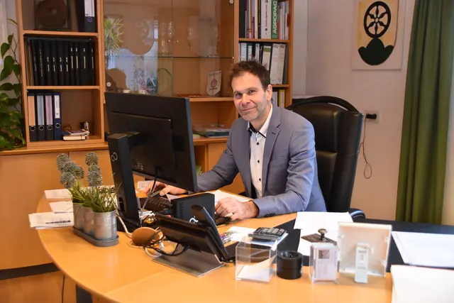 Beim Budget gezwungenermaßen auf der Bremse: Für das Budget 2025 musste die Stadt sämtliche Instandhaltungsmaßnahmen herausnehmen, erklärt Bgm Bernhard Freiberger. | Foto: Barbara Fluckinger