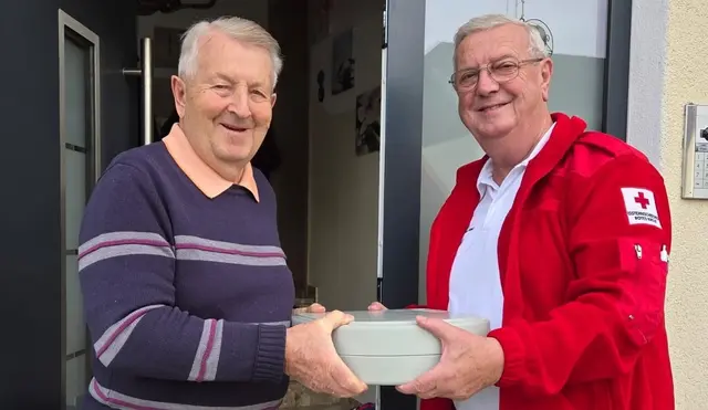 Guten Appetit! Koordinator Robert Pils (l.) bringt Robert Reindl aus Sonnberg sein Mittagessen. | Foto: OÖRK