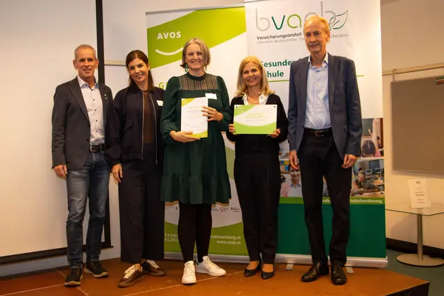 Die Volksschule St. Johann am Dom erhielt in diesem Jahr als einzige Pongauer Volksschule zum ersten Mal die Auszeichnung „Gesunde Volksschule“. v.l.: BVAEB-Direktor Vinzenz Huber, Verena Gufler, Anna Pilz, Schulleitung Birgit Schilchegger und AVOS-Präsident Holger Förster. | Foto: AVOS