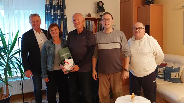 80. Geburtstag in der Marktgemeinde Gresten: Jubilar Franz Beer (M.) mit seinen Gratulanten. | Foto: Marktgemeinde Gresten