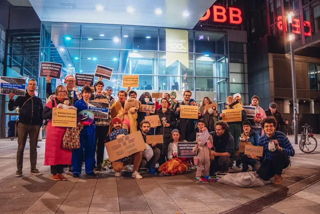 40 Personen, darunter zwei Abgeordnete der Grünen, versammelten sich am Dienstagabend vor dem Wiener Hauptbahnhof, um für den Erhalt der Nightjet-Verbindung Paris-Wien zu protestieren.  | Foto: Oui au train de nuit