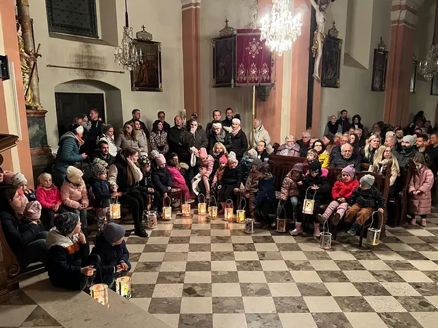 Mit ihren Laternen erhellten die Kinder die Pfarrkirche. | Foto: Wutte