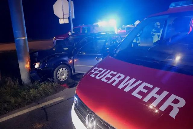 Zwei Unfallbeteiligte wurden durch den Aufprall unbestimmten Grades verletzt. | Foto: FF WRN, Che Scherzer