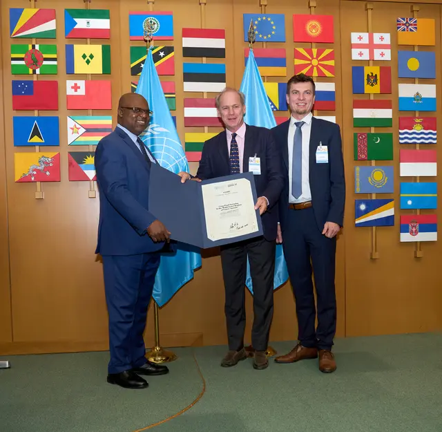 Das landwirtschaftliche Weltkulturerbe „Waldviertler Karpfenteichwirtschaft“ wurde im Rahmen der Feierlichkeiten zum 80-jährigen Bestehen der Welternährungsorganisation (FAO) der Vereinten Nationen offiziell in die weltweite GIAHS-Familie (GIAHS = Globally Important Agricultural Heritage Systems) aufgenommen (Stellvertretender Generaldirektor der FAO Godfrey Magwenzi, Obmann des NÖ Teichwirteverbandes Ferdinand Trauttmansdorff und 
Fachreferent der Landwirtschaftskammer Niederösterreich und Geschäftsführer des NÖ Teichwirteverbandes Leo Kirchmaier). | Foto: FAO