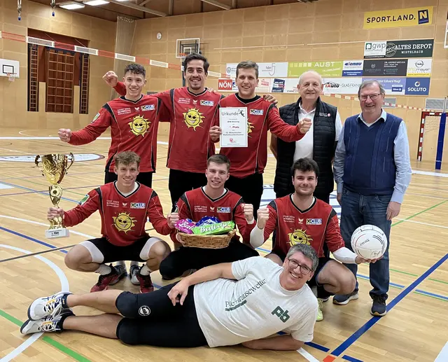 Die siegreiche Mannschaft des ÖTB  Drösing mit Organisator Markus Höß (liegend),  rechts außen Sektionsleiter Faustball Franz Stuhr und links daneben Sportunion Obmannstellvertreter Gerhard Öhler | Foto: Günter Stanosch