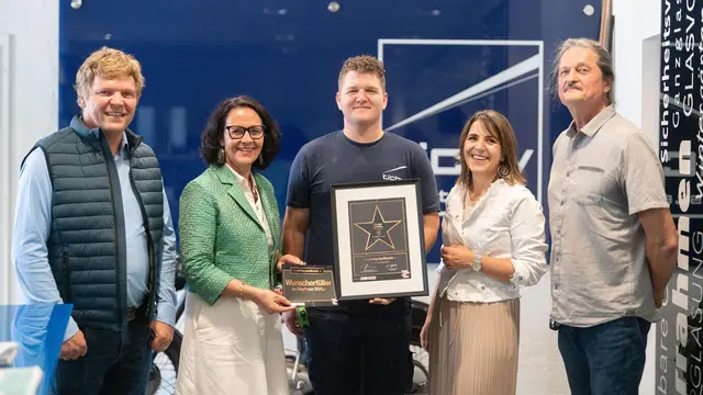 Vlnr.: Hannes Tichy, Bildungslandesrätin Daniela Gutschi, „Lehrling des Monats August“ Florian Jakober, Martina Plaschke sowie Andreas Merth. | Foto: WKS/Probst Photographie