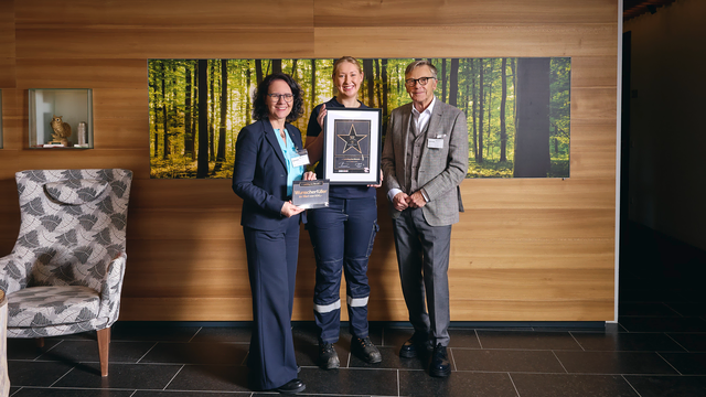 Bei der Auszeichnung (v. l.): Bildungslandesrätin Daniela Gutschi, „Lehrling des Monats November“ Hanna Stani und WKS-Präsident Peter Buchmüller.  | Foto: WKS/Chris Rogl