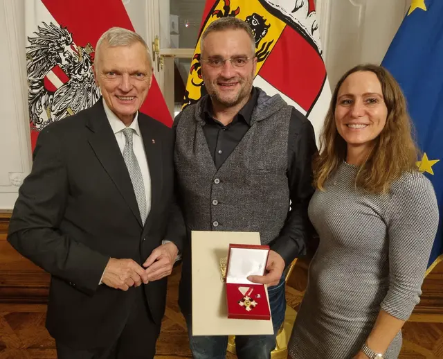 Von links: Der Landtagsabgeordnete Josef Schöchl, Lebensretter Alexander Iseinoski und seine Gattin Stefanie Iseinoski. | Foto: Alexander Iseinoski