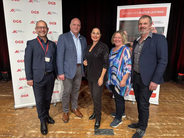 Bezirksstellenleiter Arbeiterkammer Korneuburg Alfred Jordan, AKNÖ-Präsident Markus Wieser, Kabarettistin Nadja Maleh, ÖGB Regionalsekretärin Sabine Moustafa und ÖGB Regionsvorsitzender Weinviertel West Gernot Weber. | Foto: Alexandra Goll