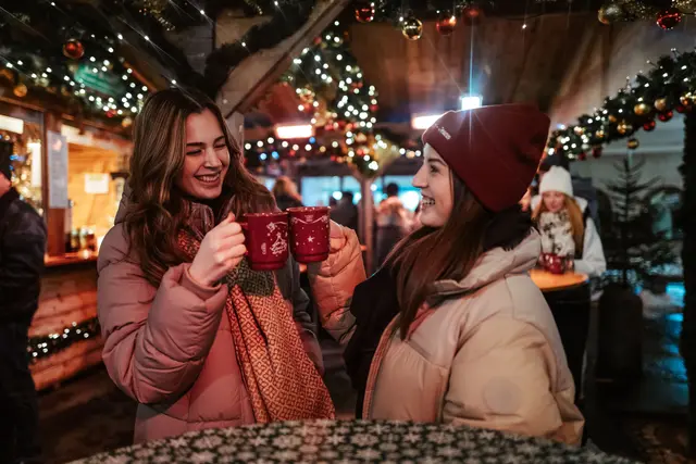 Ob der Besuch der Dietmar-Standln, die Krippenausstellung oder das Weihnachtssingen: Im Advent ist einiges los. | Foto: Stadtmarketing/Klugsberger