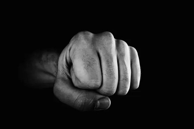 Bei einem Raufhandel zwischen zehn bis zwölf Personen in der Amraser Straße am Dienstagabend wurde ein 25-jähriger Mann leicht im Gesicht verletzt. Die genauen Umstände sind derzeit noch nicht bekannt. (Symbolbild) | Foto: Pixabay/Vika_Glitter