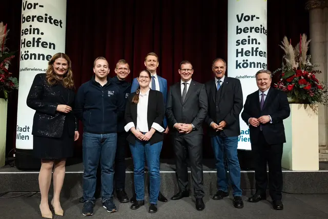 Bürgemeister Michael Ludwig und Feuerwehrstadträtin Barbara Novak (beide SPÖ) überreichten die "Helfer Wiens Preise". | Foto: Die Helfer Wiens/Marlena König