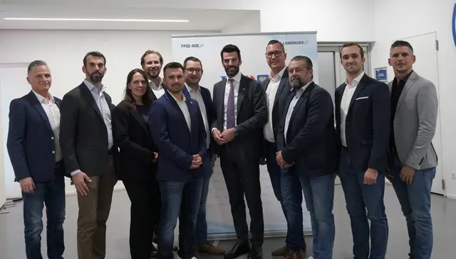 Der neu gewählte FPÖ-WRN-Vorstand: Philipp Linsbichler, FPÖ-Klubsprecher Dipl- -Ing. Alexander Landbauer, Gemeinderat Sandra Antosik, Gemeinderat Maximilian Machek Rückert, Lukas Mayerhofer, Stadtrat Philipp Gerstenmayer, Stadtparteiobmann Udo Landbauer, Gemeinderat Manuel Bugnar, Gemeinderat Franz Lechner, Stadtrat Kevin Pfann, Thomas Riel | Foto: FPÖ WRN