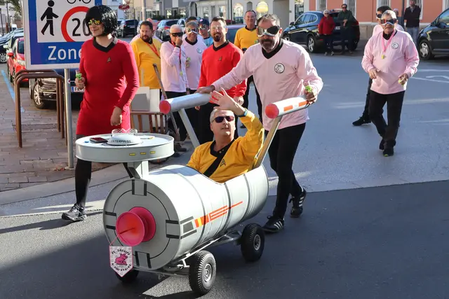 Die "Enterprise" im Anflug auf das Rathaus | Foto: Gerhard Langmann