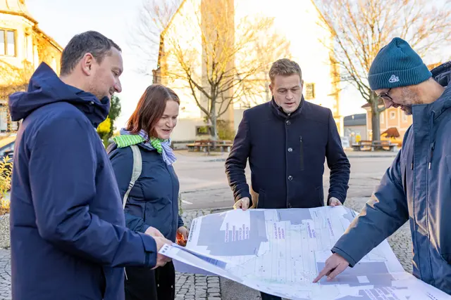 Von links: Stefan Hirtenlehner, Elisabeth Gierlinger, Stefan Kaineder und Norbert Rainer mit dem Plan des Altenberger Marktplatzes. | Foto: Land OÖ