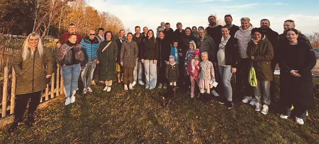 Die Teilnehmer tourten mit einem Bus durch Hirschbach im Mühlkreis. | Foto: Wolfgang Schartmüller