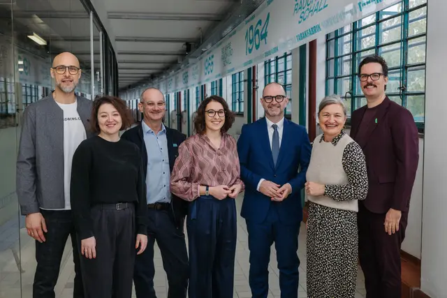 Von links: Markus Pargfrieder (CEO Responsive Spaces), Bianca Gamser (MVD), Tabakfabrik-Geschäftsführer-Duo Markus Eidenberger und Denise Halak, Bürgermeister Dietmar Prammer, Michaela Barta und Ausstellungsgestalter Andreas Wurm. | Foto: Tabakfabrik Linz/MecGreenie