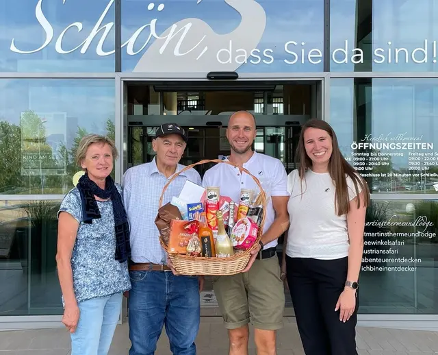 (v.l.n.r.) Maria Schausz, Johann Schausz, Attila Debreceni, Badecoach St. Martins Therme &amp; Lodge und Franziska Kompasso, Stv. Thermenleitung St. Martins Therme &amp; Lodge
 | Foto: St. Martins Therme &amp; Lodge 