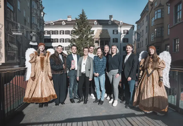 Die Christkindlmärkte von „Advent in Tirol“ haben sich der authentischen und traditionellen Tiroler Weihnacht verschrieben (v.l.): Maria Chelucci (Achenseeschifffahrt), Florian Neuner (Tirol Werbung), Sabine Geir (Alpbachtal Tourismus), Andreas Brunner (Stadtmarketing Schwaz), Lisa Krenkel (TVB Seefeld), Robert Neuner (Bergweihnacht Innsbruck), Anny Franzelin (Stadtmarketing Hall in Tirol) und Matthias Zeinzinger (TVB Kufsteinerland). | Foto: Franz Oss