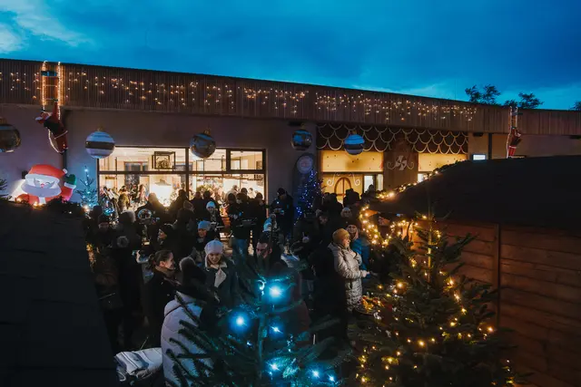 Der Adventmarkt am See verbindet Romantik mit Natur. | Foto: Pokorny