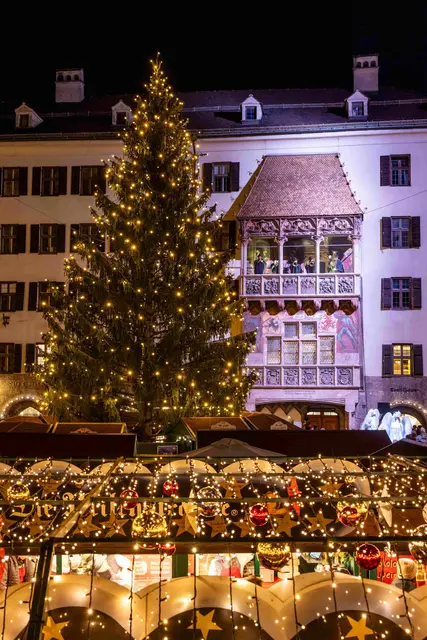 Die Innsbrucker Bergweihnacht überzeugt mit gleich sieben Christkindlmärkten: von der Altstadt über die Maria-Theresien-Straße und dem Marktplatz bis zu den kleineren Märkten in St. Nikolaus, am Wiltener Platzl, am Bergisel und auf der Hungerburg. | Foto: Thomas Steinlechner