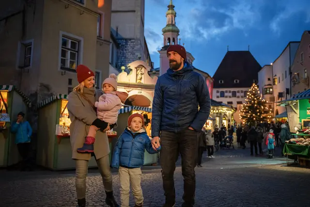 In Hall bietet der Christkindlmarkt am Oberen Stadtplatz mit dem überdimensionalen Adventskalender viel zum Entdecken. | Foto: Tirol Werbung / Bert Heinzlmeier
