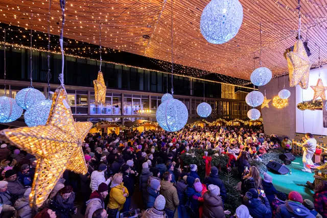 In Schwaz treten am Christkindlmarkt Stars wie Julian Le Play und "Die Hollerstauden" auf. | Foto: Stadtmarketing Schwaz / M. Winkler