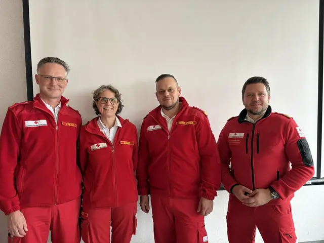 Georg Kobesch, Claudia Naggler, der Braunauer Bezirksrettungskommandant, Josef Hörtlackner und der Wiener Landesrettungskommandant Georg Geczek bei der Führungskräftefortbildung des Roten Kreuzes in Uttendorf. | Foto: RK/LV OÖ