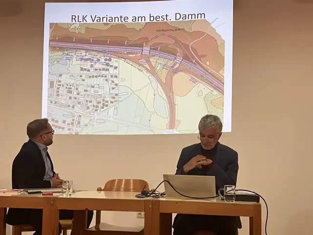 Untersucht wurden auch verschiedene Varianten der Lärmschutzwand. Hier die Lärmauswirkung bei Errichtung am bestehenden Damm. Am Podium links Andreas Weber und Karl Zeilinger von der Asfinag. | Foto: Stockmann