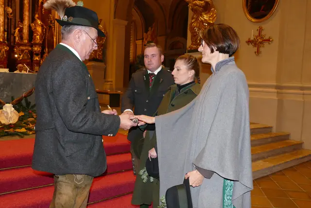 Zwei Jungjägerinnen und ein Jungjäger legten stellvertretend für alle den Jungjägereid vor Bezirksjägermeister Franz Gruber ab | Foto: Putz