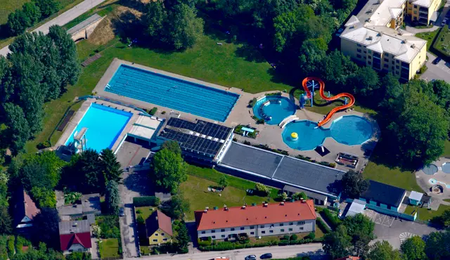 Das Ternitzer Freibad blub von oben. Links im Bild der heiß diskutierte Sprungturm. | Foto: Santrucek