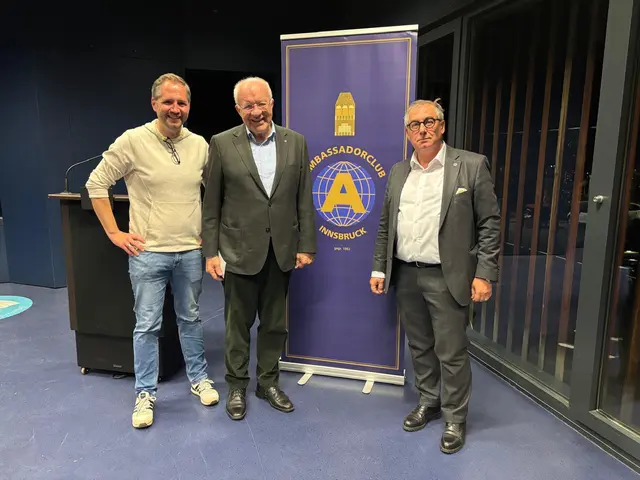 Ein Vortrag im Alpenzoo über eine bewegte politische Karriere. (v.l.) Alpenzoodirektro Stadler, Alt-Landeshauptmann van Staa und Ambassadorclub Innsbruck Präsident Pollo.  | Foto: Lucia Königer