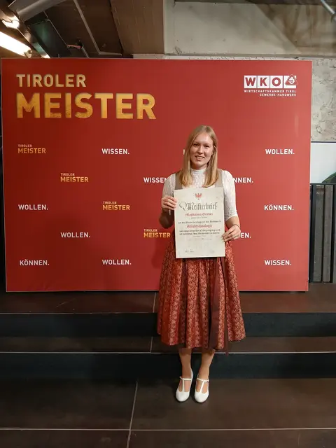 Magdalena Gruber aus Unternberg hat ihren „Meister zur Milchtechnologin“ mit Auszeichnung Ende November 2024 von der Tiroler Wirtschaftskammer verliehen bekommen. | Foto: Maximilian Mauser