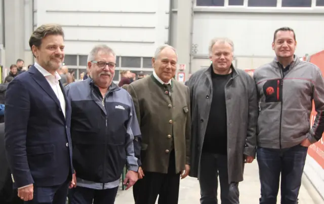 Von links: Eigentümer Gregor Kremsmüller, Dachdeckermeister Willi Strasser, Aufsichtsratsvorsitzender Karl Strauss, Baumeister Hans Günthör, Kremsmüller-Betriebsratsobmann Stefan Lang. | Foto: Bauhochvier