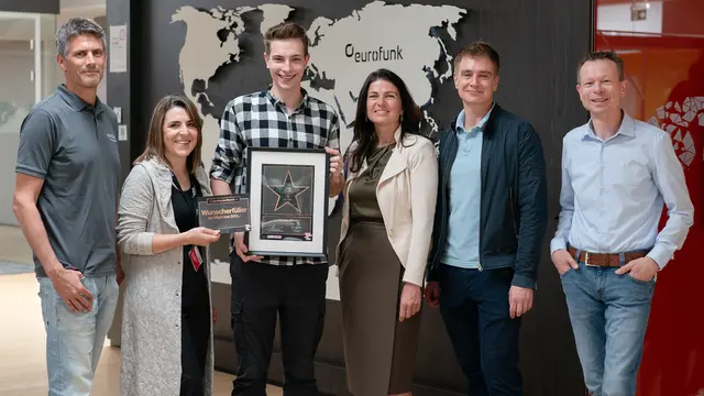 Bei der Auszeichnung zum „Lehrling des Monats Mai“ (v. l.): Martin Gotthardt, Ausbildungsverantwortlicher, Martina Plaschke, Leiterin WKS-Bereich Lehre, Julian Rheker, Lehrling des Monats Mai, Elke Steinbacher, WKS-Bezirksstellenobfrau Pongau, Marc Irle, Head of IT Solutions, Jürgen Kappacher, CFO eurofunk Kappacher GmbH. | Foto: WKS/ Birgit Probst