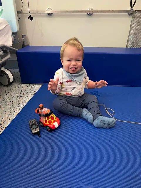 Krankenhausaufenthalte bestimmen das Leben des Zweijährigen. | Foto: Wollendorfer
