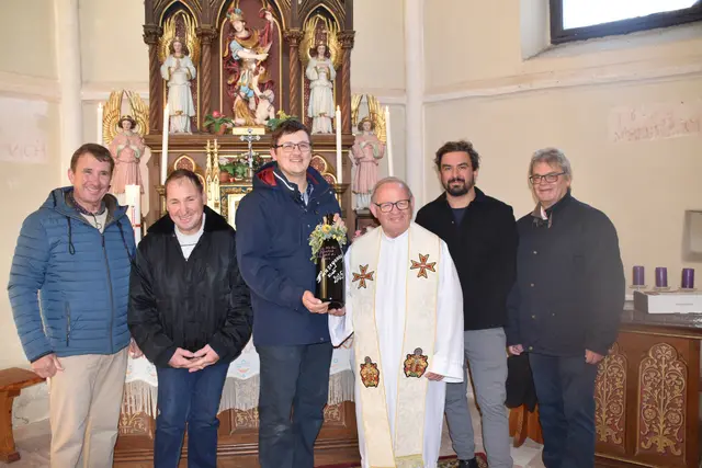Weinsegnung in der Martinskirche: Bürgermeister Franz Wachter, Jochen Körper, David Wachter (Obmann Weinbauverein Deutsch Schützen), Dechant Karl Schlögl, Christoph Wachter und Berthold Schlaffer | Foto: Michael Strini