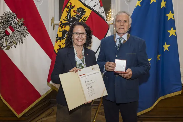 Landesrätin Daniela Gutschi zeichnet Friedrich Tockner aus Tamsweg mit dem Verdienstzeichen des Landes Salzburg aus. Stadt Salzburg, 11.11.2025  | Foto: Land Salzburg/Neumayr/Christian Leopold 