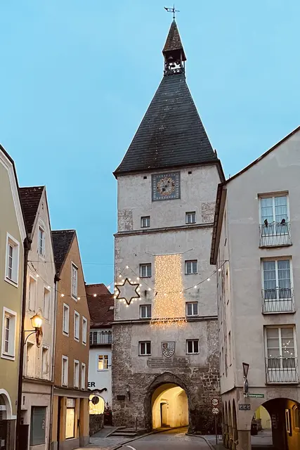 Im Dezember erklingt das Glockenspiel am Stadttorturm in weihnachtlichen Melodien. | Foto: Stadt Braunau