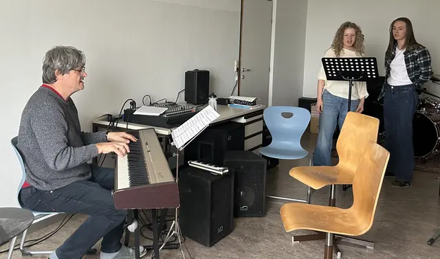 Lehrer Jürgen Geißelbrecht probt mit den Schülerinnen Rosina Ramerstorfer und Julia Schober für das Musical "Ariadne – Fäden des Schicksals". | Foto: Gymansium Dachsberg/Ida Grabner