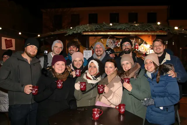 Chees! Jeder mit Punsch oder Glühwein - aber nachher bitte nicht mehr ins Auto steigen. | Foto: Christian Nowotny
