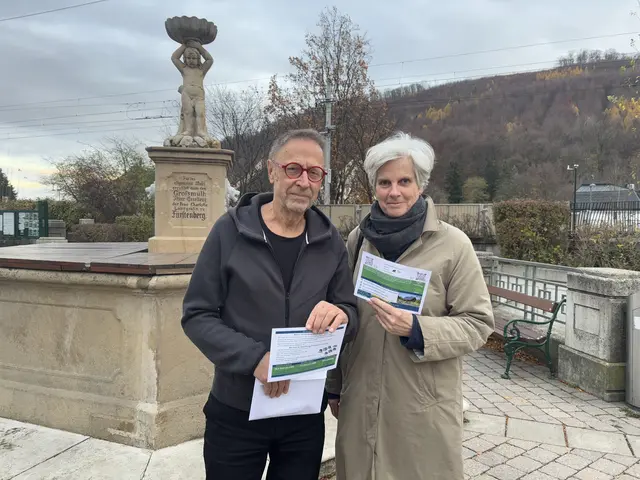 Rudolf Galler und Ulrike Kühnel ziehen die neue Energiegemeinschaft in Purkersdorf auf | Foto: Lauren Fahrenberger / MeinBezirk