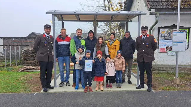 Große Freude über das neue Wartehäuschen. | Foto: zVg