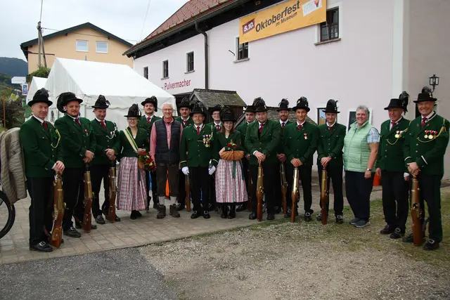 Salven der Prangerschützen begleiteten das Oktoberfest mit Vertretern der Partnergemeinde Gemünden an der Wohra.
