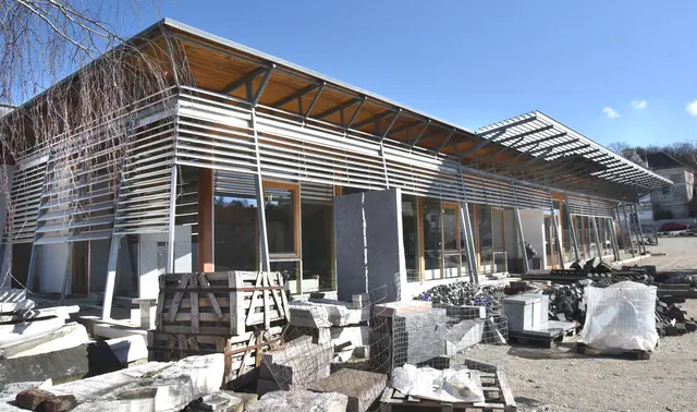 Gemeindearbeiter beim Stapeln der Bauteile. | Foto: Herbert Schleich