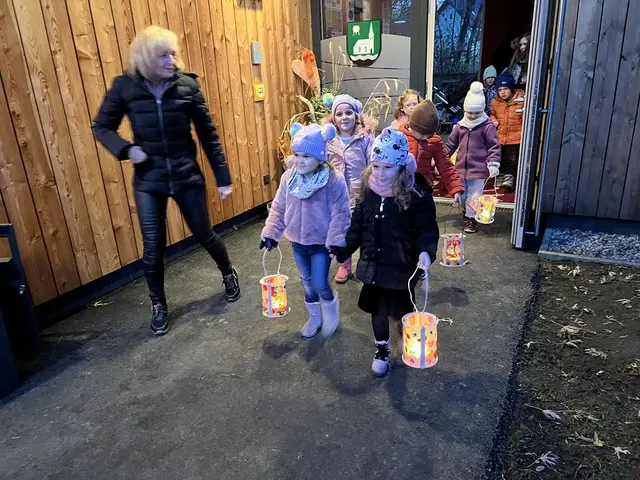 Maria Gößler und ihr Team begleiteten die Kinder in die Kirche. | Foto: Wutte