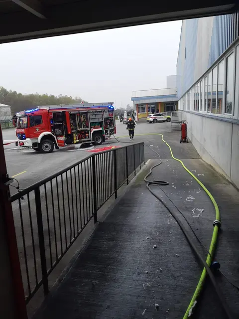 Ein Mitarbeiter wurde durch die Explosion verletzt. Er wurde von den Rettungskräften erstversorgt und ins Krankenhaus gebracht.  | Foto: Feuerwehr Heiligenkreuz im Lafnitztal